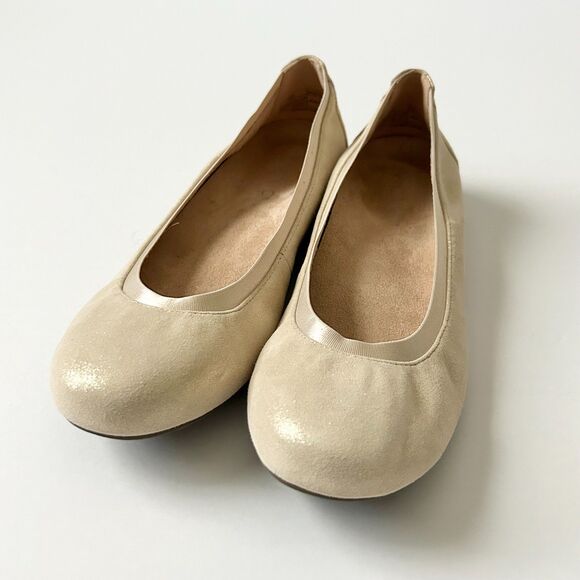 Vionic Anita Ballet Flat in Gold Suede Size 6.5 - Picture 2 of 7